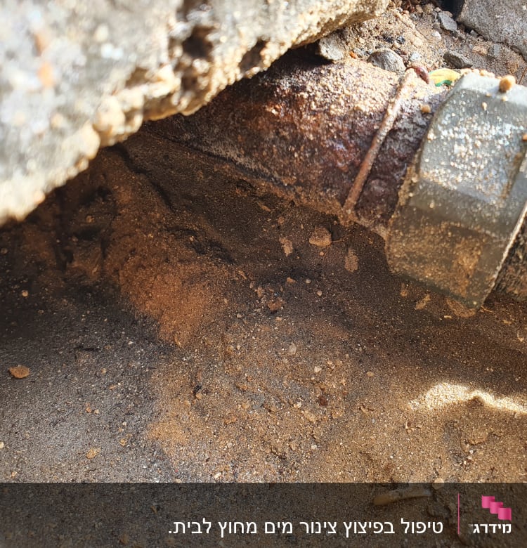 צינור חלוד עם חיבור מתכת באדמה